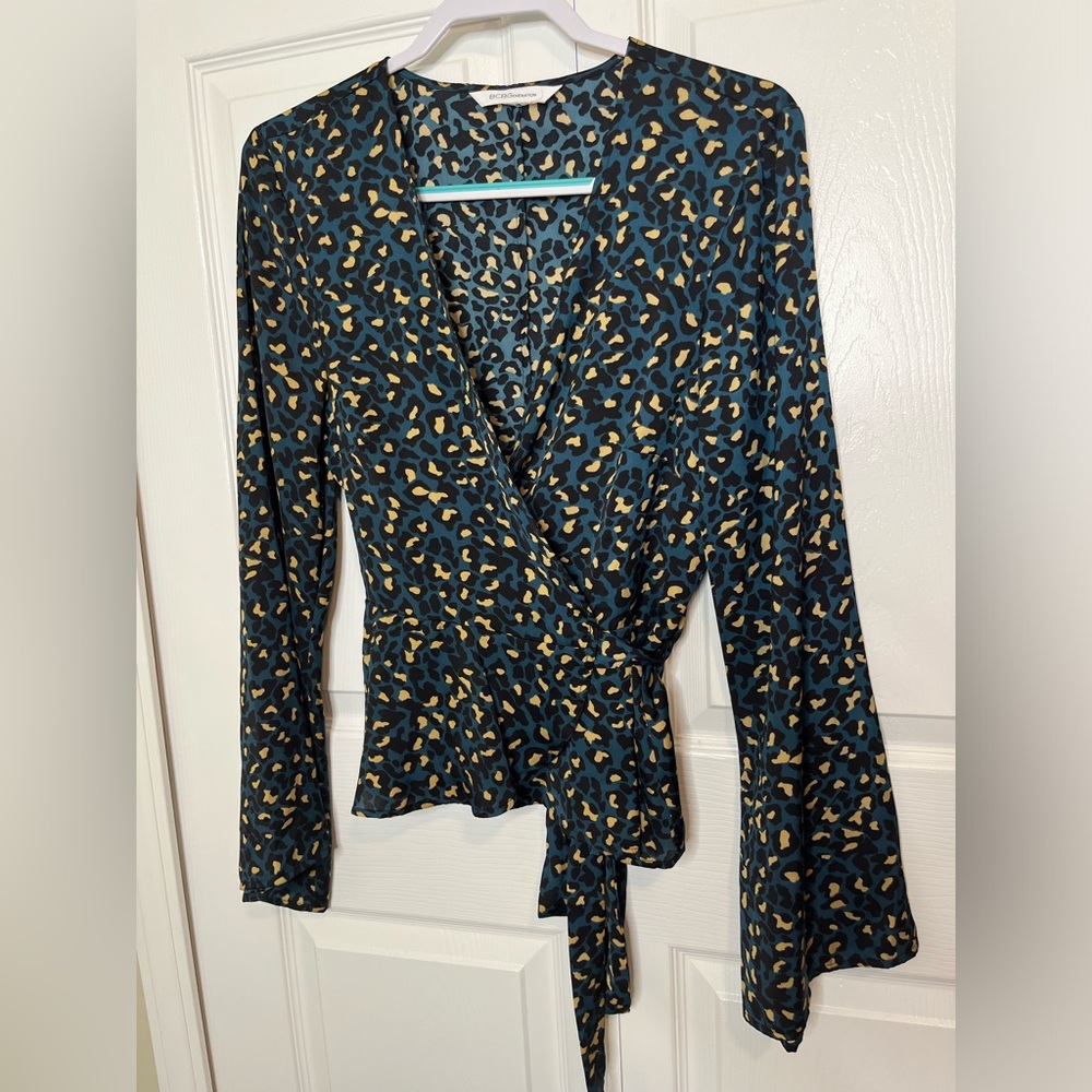BCBGeneration‎ Stardust Cheetah Print Wrap CropTop Medium Green & Beige V Neck